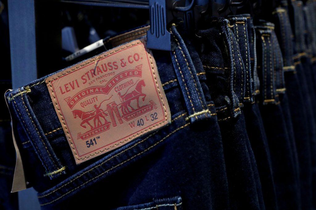 Levi Strauss: Ξεπερνά τις προσδοκίες παρά τους δασμούς και την πτώση πωλήσεων