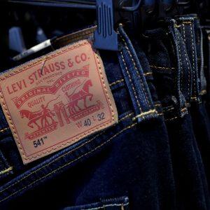 Levi Strauss: Ξεπερνά τις προσδοκίες παρά τους δασμούς και την πτώση πωλήσεων