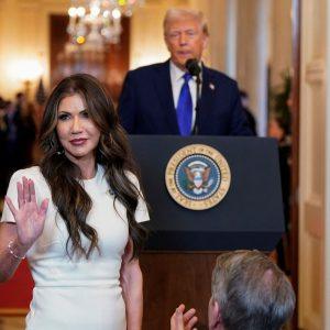 Κρίστι Νόεμ, η αδυσώπητη «ICE Barbie» του Ντόναλντ Τραμπ