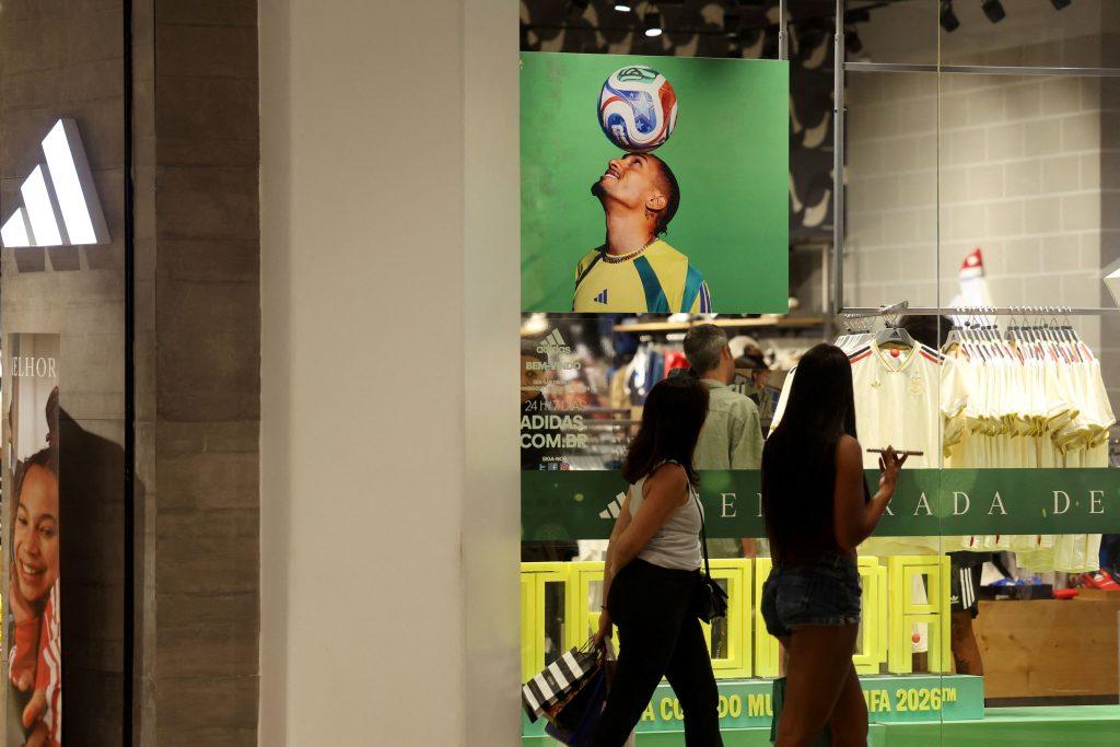 Adidas: Και διπλή υποβάθμιση και σύσταση για «buy» από τη BofA