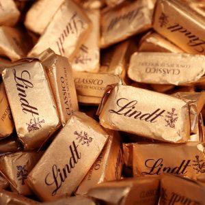 Lindt & Sprüngli: Ρεκόρ εσόδων με αυξήσεις τιμών – Αλλά οι όγκοι υποχωρούν