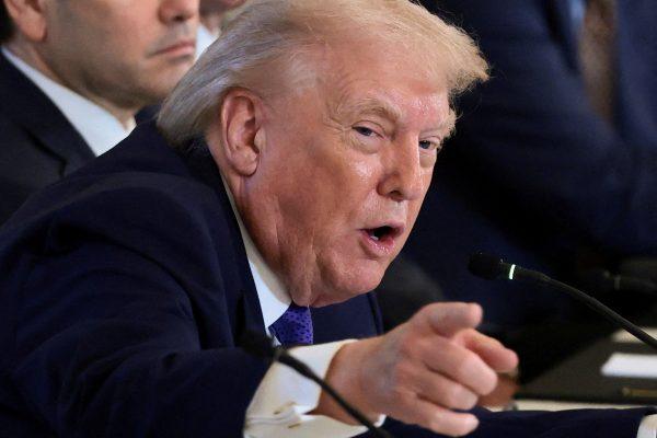 Αμερικανοί CEOs: Φόβος, σιωπή και μισόλογα – Πώς αντιμετωπίζουν τον Τραμπ;