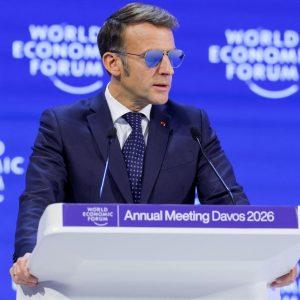 Μακρόν: Η εμφάνιση αλά “Top Gun” εκτοξεύει τη μετοχή της iVision Tech