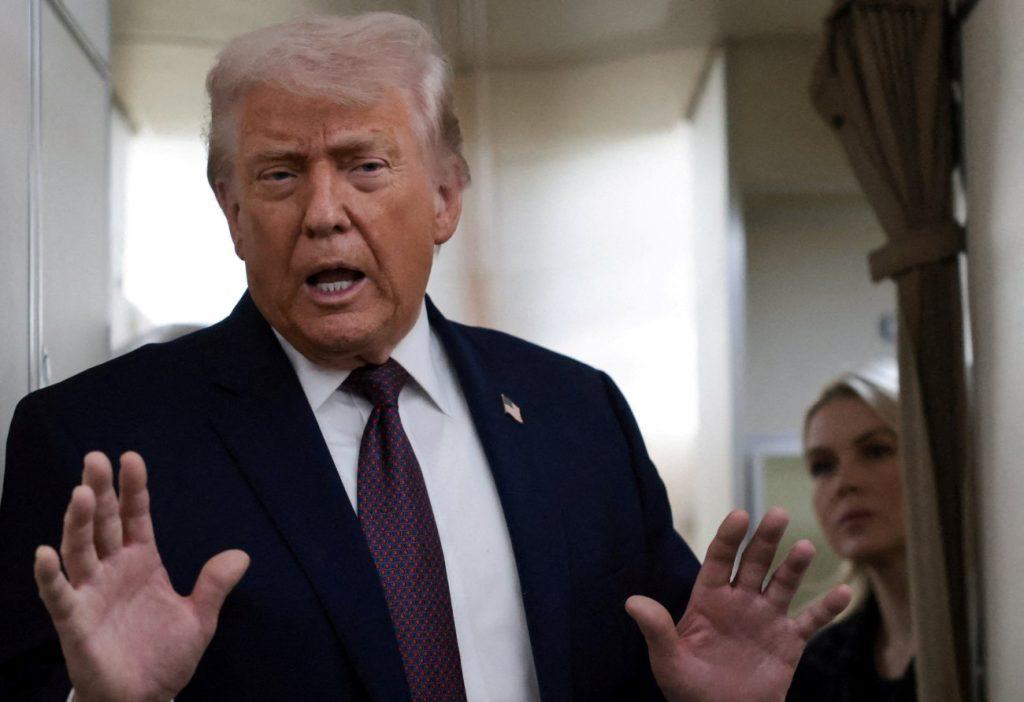 Τραμπ: Υλοποιεί μια στις τέσσερις απειλές για δασμολογικούς δασμούς