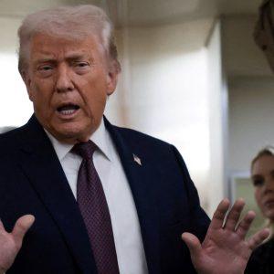 Τραμπ: Υλοποιεί μια στις τέσσερις απειλές για δασμολογικούς δασμούς