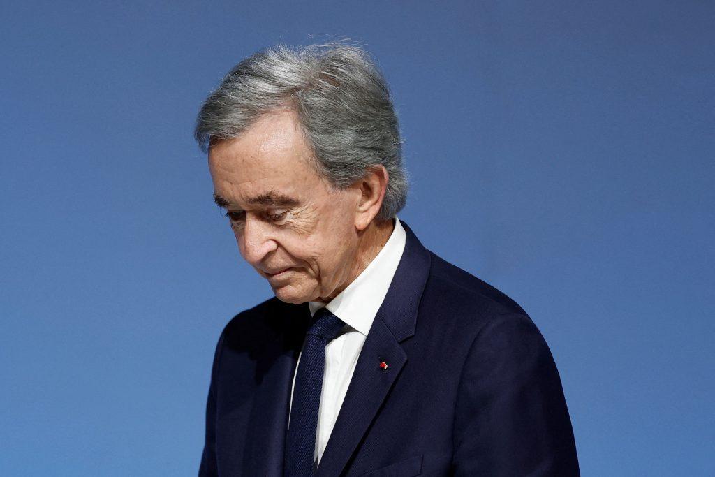 LVMH: «Αντέξαμε αλλά το 2026 δεν θα είναι εύκολη χρονιά» – Τι είπε ο Bernard Arnault