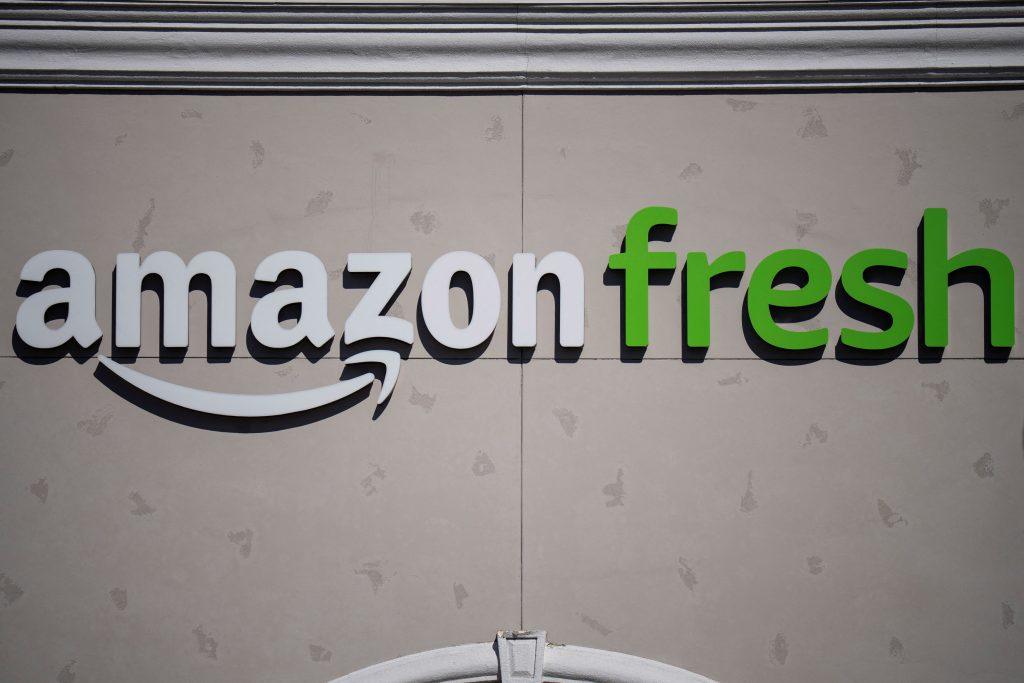 Amazon: Αλλάζει στρατηγική στα σούπερ μάρκετ – Πιο γρήγορες παραδόσεις, λιγότερα φυσικά καταστήματα