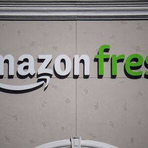 Amazon: Αλλάζει στρατηγική στα σούπερ μάρκετ – Πιο γρήγορες παραδόσεις, λιγότερα φυσικά καταστήματα