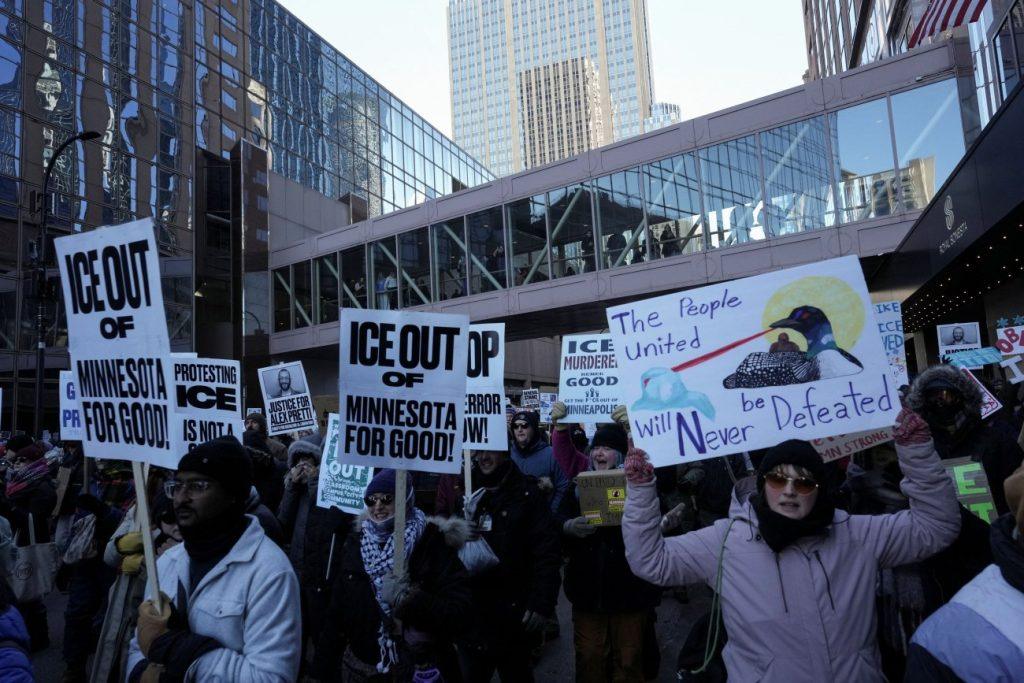 ΗΠΑ: Μαζικές διαδηλώσεις κατά της ICE στη Μινεάπολη