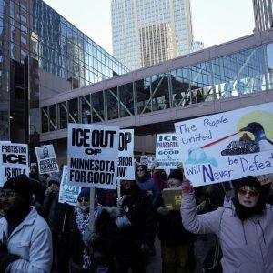 ΗΠΑ: Μαζικές διαδηλώσεις κατά της ICE στη Μινεάπολη