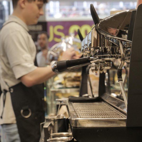 Coffee Island, Γρηγόρης, Coffee Berry, Mikel: Στέλνουν τον freddo στο εξωτερικό