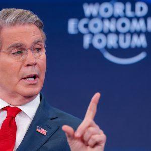 Μπέσεντ: Εν αναμονή του Τραμπ συστήνει ηρεμία από το Νταβός – Τι είπε για τα αμερικανικά ομόλογα