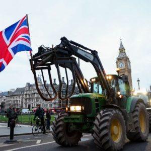 Βρετανία: Αγρότες και πολίτες απέναντι στη δύναμη των σούπερ μάρκετ