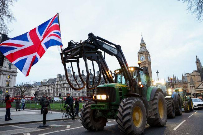 Βρετανία: Αγρότες και πολίτες απέναντι στη δύναμη των σούπερ μάρκετ