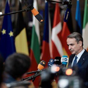 Μητσοτάκης… σε διπλό ταμπλό: Ψάχνει ισορροπία ανάμεσα σε Βρυξέλλες και Τραμπ