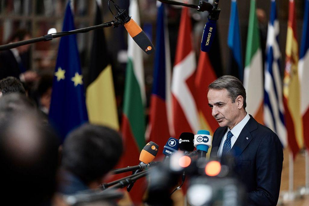 Μητσοτάκης… σε διπλό ταμπλό: Ψάχνει ισορροπία ανάμεσα σε Βρυξέλλες και Τραμπ