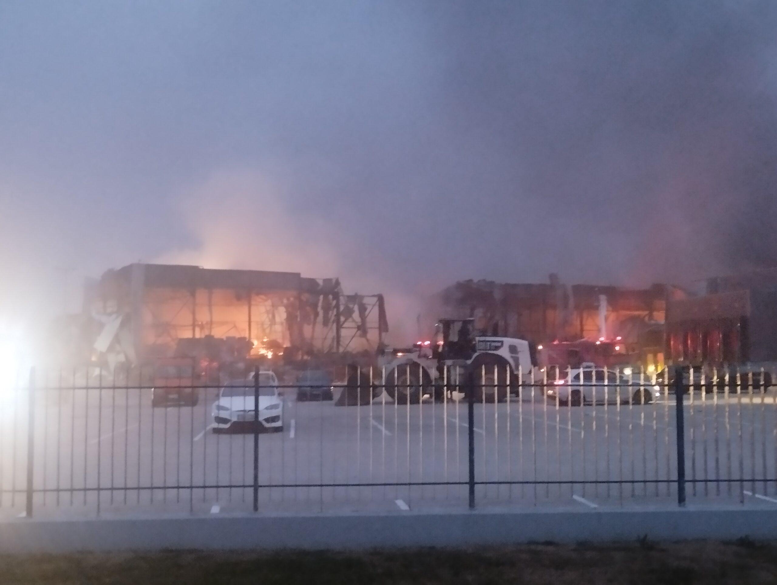 Τρίκαλα: Έκρηξη και μεγάλη φωτιά σε εργοστάσιο τροφίμων