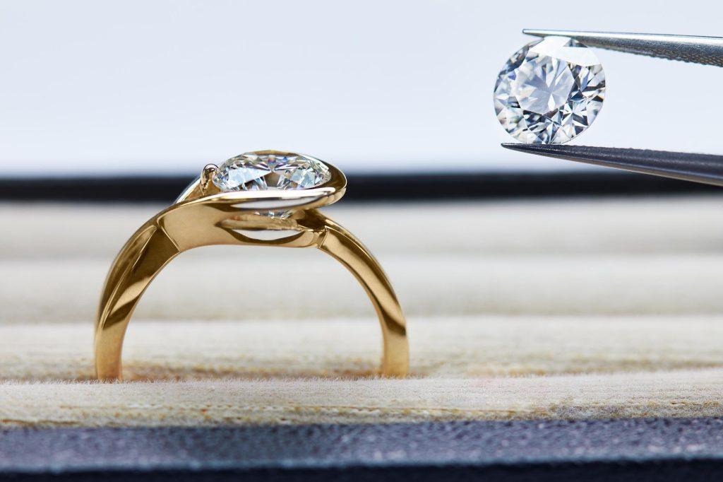 Pandora: Αμερικανικό πλήγμα στις πωλήσεις – Ψάχνει το ποδαρικό