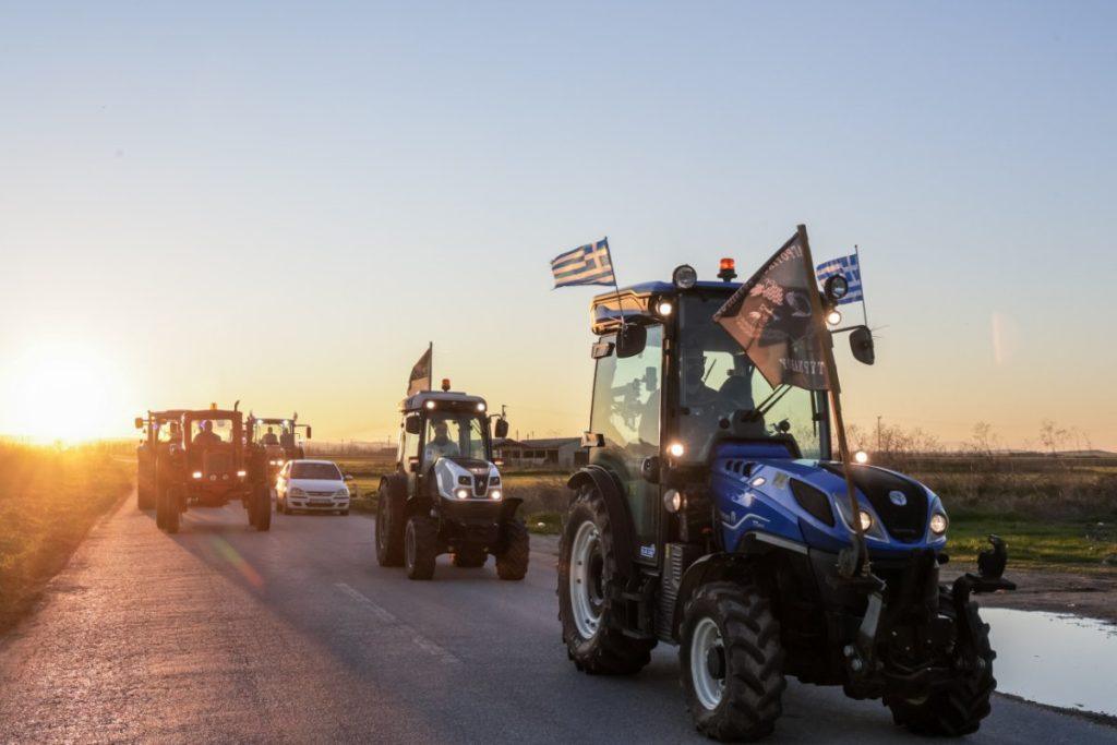Αγρότες: Φουλάρουν τις μηχανές των τρακτέρ – Εν αναμονή των κυβερνητικών ανακοινώσεων