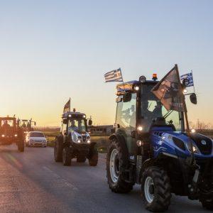 Αγρότες: Φουλάρουν τις μηχανές των τρακτέρ – Εν αναμονή των κυβερνητικών ανακοινώσεων