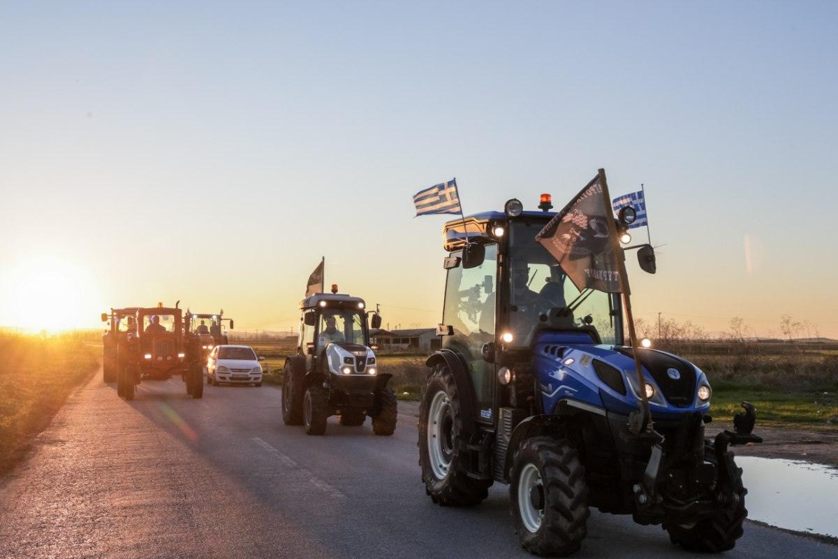 Αγρότες: Φουλάρουν τις μηχανές των τρακτέρ – Εν αναμονή των κυβερνητικών ανακοινώσεων