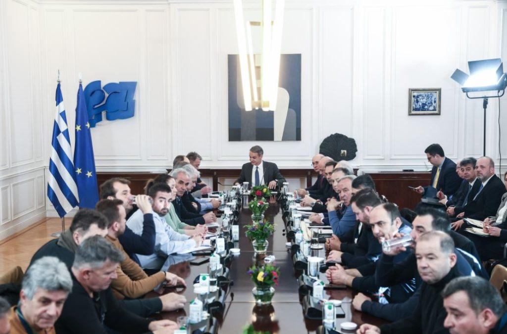 Αγρότες: Με υποσχέσεις έφυγαν οι «πρόθυμοι» αγρότες  – «Δεν θα ανεχθούμε εκβιασμούς» είπε ο Μητσοτάκης