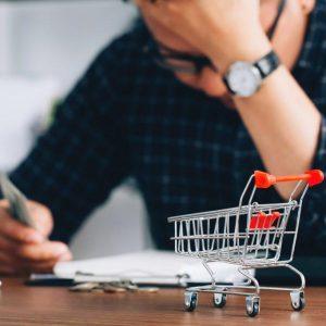 Ακρίβεια: Σε ποιες δαπάνες βάζουν «μαχαίρι» οι καταναλωτές