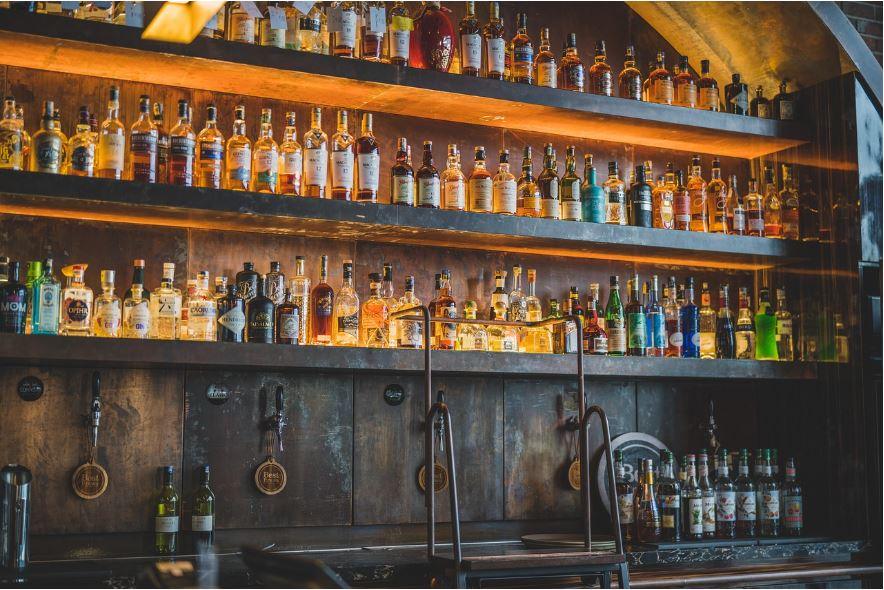 Αλκοολούχα ποτά: Βουτιά στις πωλήσεις – «Πηγάδια» από απούλητα αποθέματα