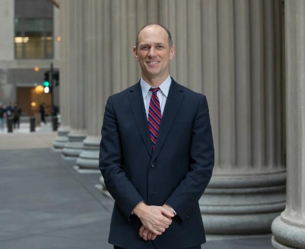 Γκούλσμπι (Fed): Προτεραιότητα ο πληθωρισμός