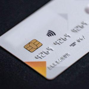 Τραμπ: Πρόταση για πλαφόν 10% στα επιτόκια πιστωτικών καρτών – Πολιτικό μήνυμα ή ρεαλιστική παρέμβαση;