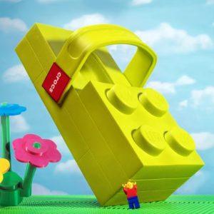 Crocs: Γιατί φέρνει τα Lego στα… πόδια μας