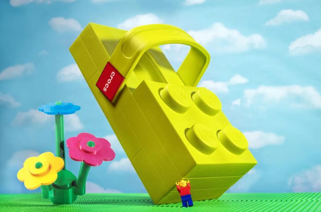 Crocs: Γιατί φέρνει τα Lego στα… πόδια μας
