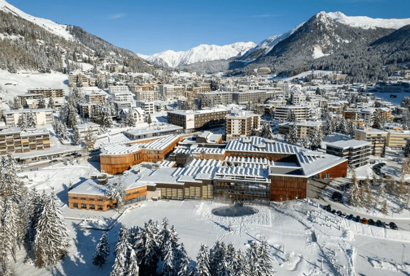 Νταβός: Το εκκλησάκι των εκατομμυρίων, οι εταιρείες και ο Τραμπ