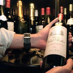 Τραμπ: Απειλεί με δασμούς 200% τα γαλλικά κρασιά – Τι ζητά από τον Μακρόν