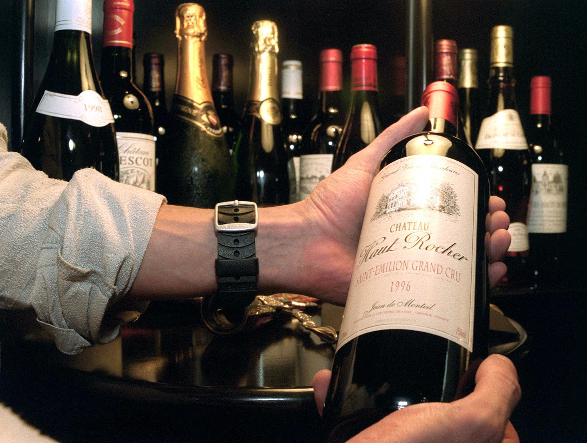 Τραμπ: Απειλεί με δασμούς 200% τα γαλλικά κρασιά – Τι ζητά από τον Μακρόν