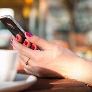 Απάτες: Πώς «αρπάζουν» κωδικούς μέσω SMS σε εμπορικά κέντρα