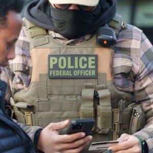 ICE: Ποιες εταιρείες κερδίζουν δισ. από την σκληρή μεταναστευτική πολιτική Τραμπ