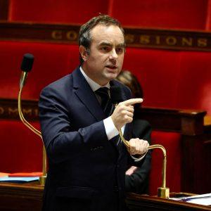 Λεκορνί: Επεκτείνει τον φόρο στις μεγάλες εταιρείες για να κατευνάσει την Αριστερά