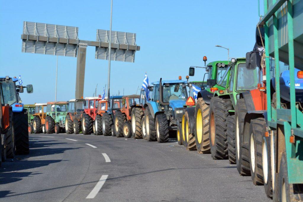 Αγρότες: Παραμένουν στο πόστο τους – Κρίσιμη η συνάντηση στα Μάλγαρα