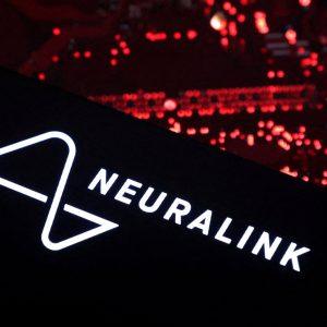 Neuralink: Σχεδιάζει την παραγωγή «μεγάλου όγκου» εγκεφαλικών εμφυτευμάτων από το 2026