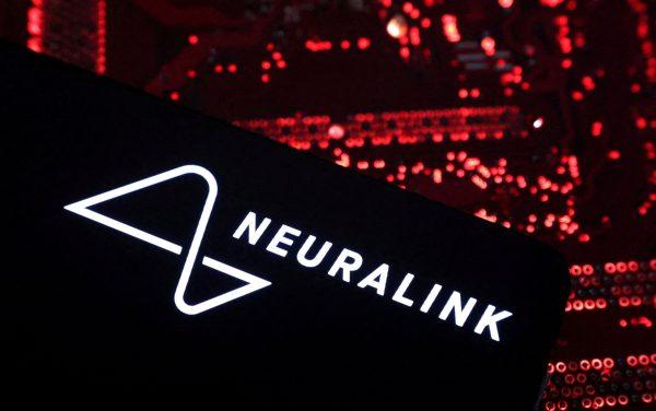 Neuralink: Σχεδιάζει την παραγωγή «μεγάλου όγκου» εγκεφαλικών εμφυτευμάτων από το 2026