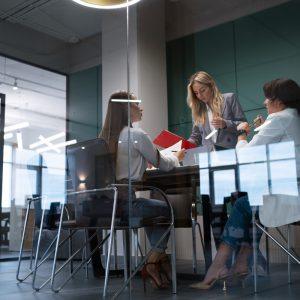 Βρετανία: 1 στους 4 φοβάται ότι θα απολυθεί λόγω της τεχνητής νοημοσύνης σε πέντε χρόνια