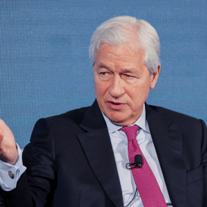 Ντίμον: Ενάντια Τραμπ για τη δίωξη στον Παουελ