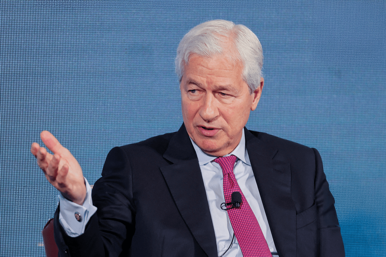 Ντίμον: Ενάντια Τραμπ για τη δίωξη στον Παουελ