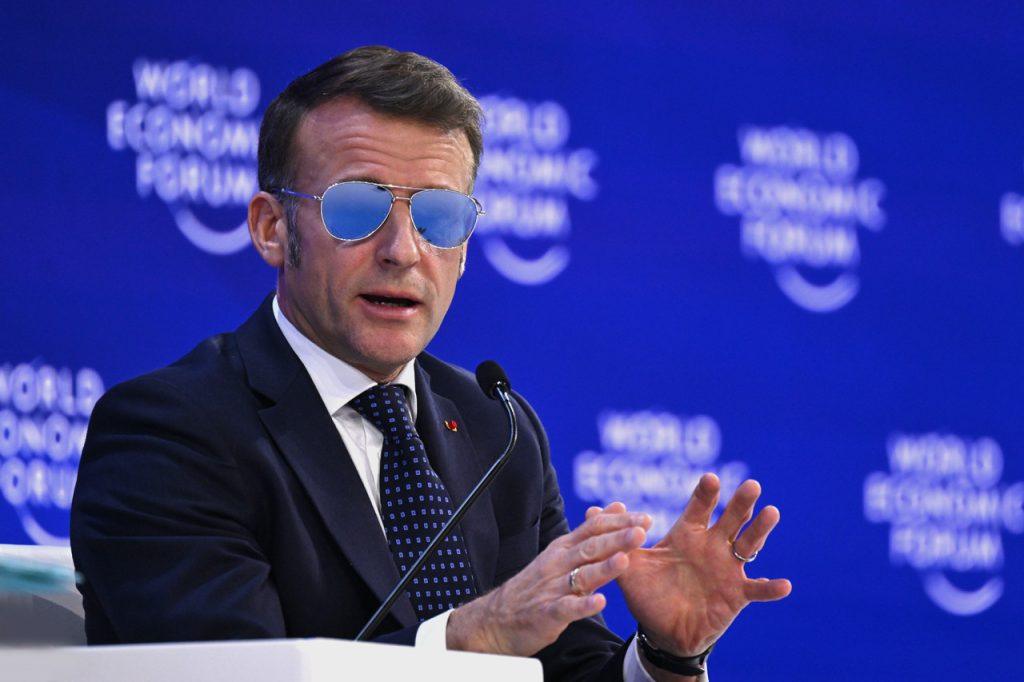 Μακρόν: «Προτιμάμε τον σεβασμό από τους νταήδες»