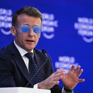 Μακρόν: «Προτιμάμε τον σεβασμό από τους νταήδες»