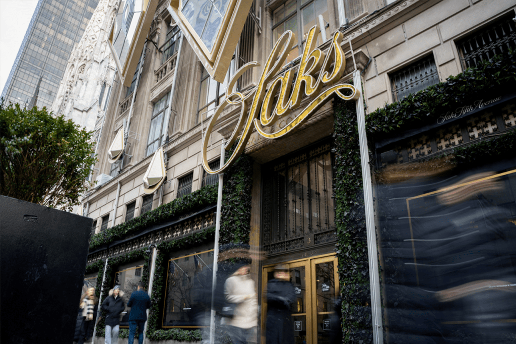 Saks: Ποιος είναι ο κολοσσός πολυτελείας που κατέρρευσε