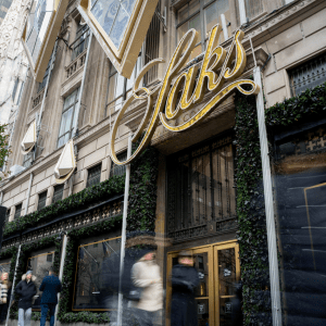 Saks: Ποιος είναι ο κολοσσός πολυτελείας που κατέρρευσε