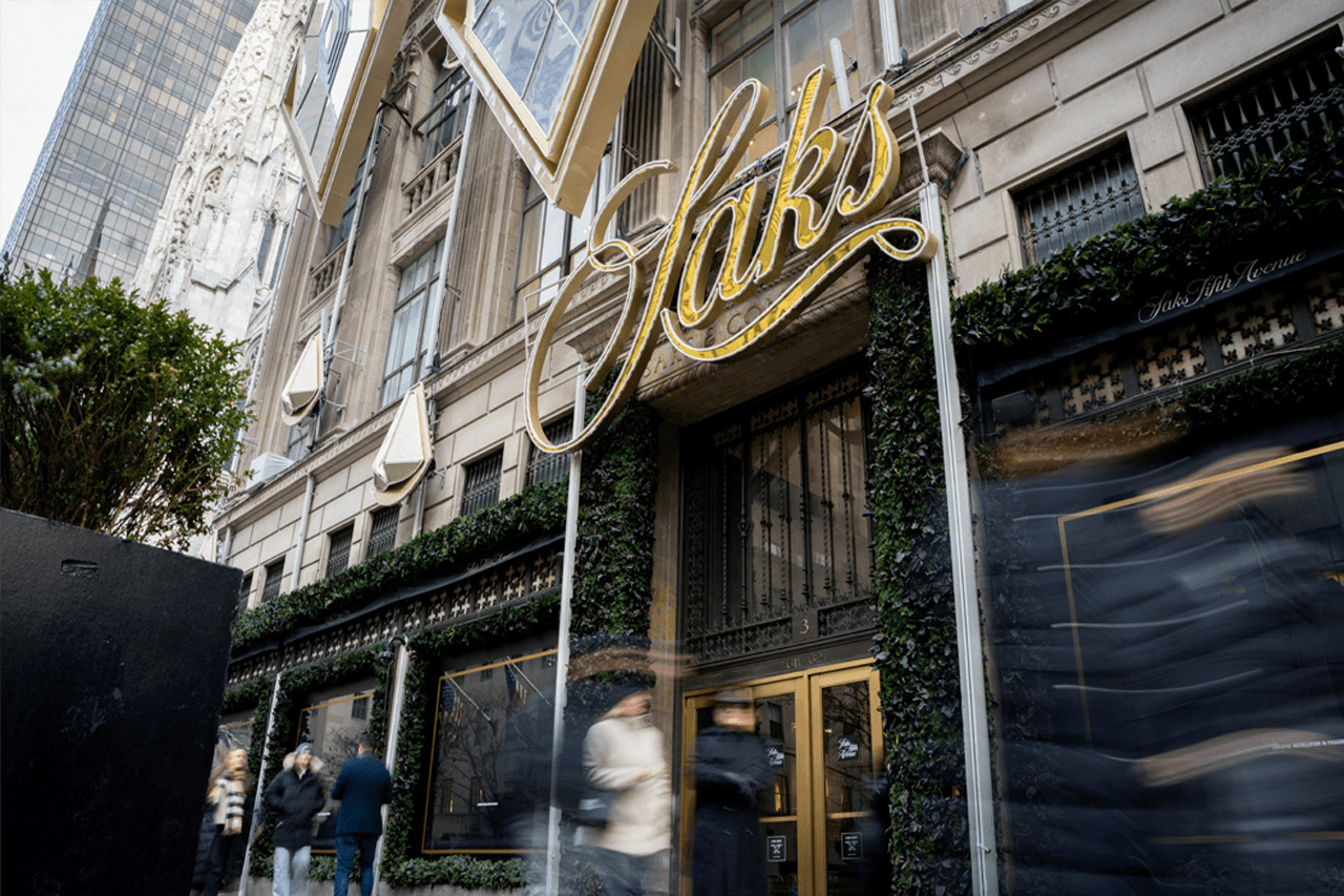 Saks: Ποιος είναι ο κολοσσός πολυτελείας που κατέρρευσε