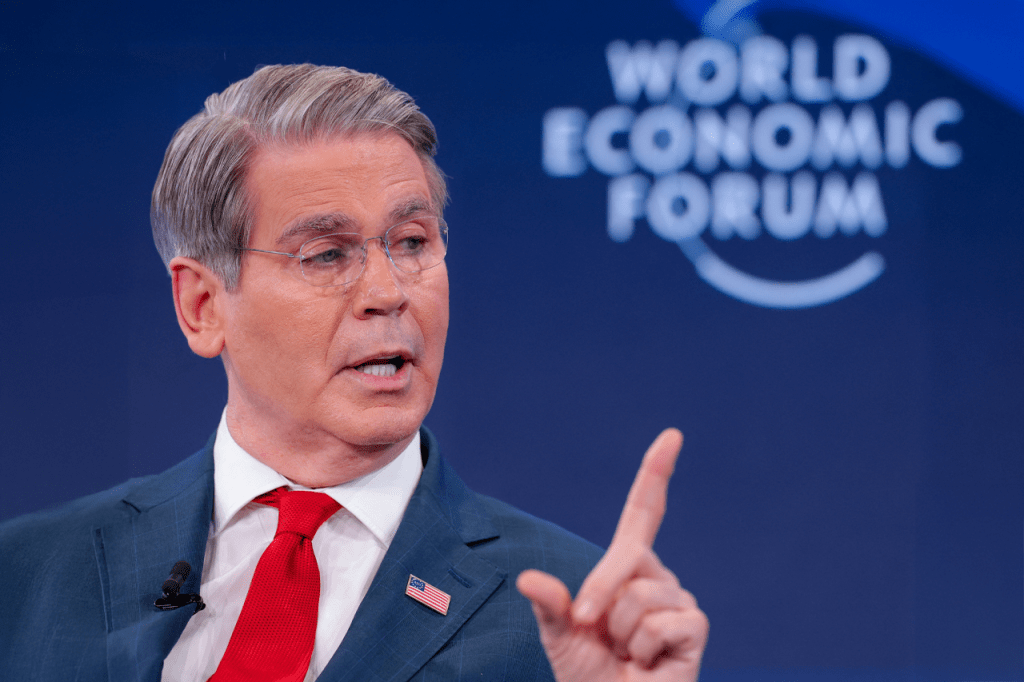 Μπέσεντ: Εν αναμονή του Τραμπ συστήνει ηρεμία από το Νταβός – Τι είπε για τα αμερικανικά ομόλογα